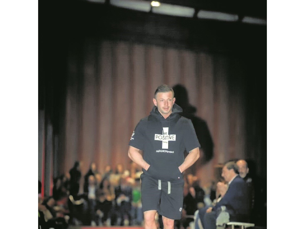 ‘Sexy Priest’ Stars In Fashion Show In Póvoa De Varzim