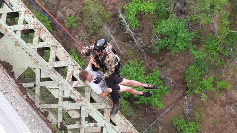 19-Year-Old Survives Fall From Over 120m in the USA