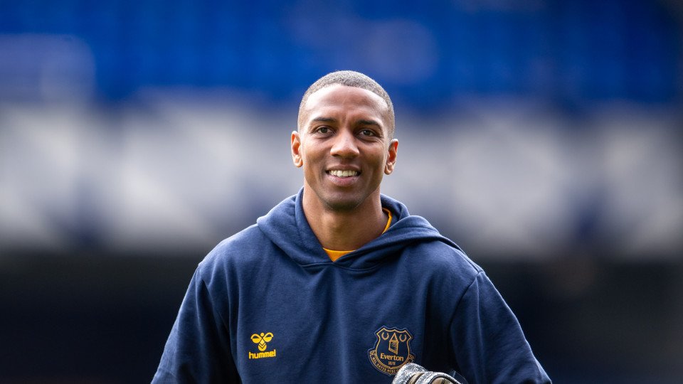 Ashley Young Renews With Everton For Another Season