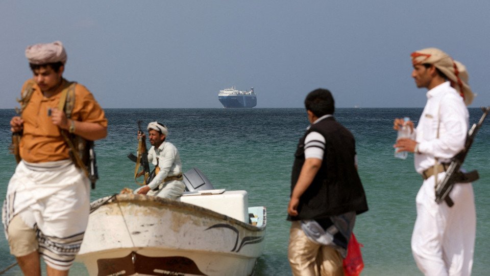Huthi Attack Causes Fire And One Person Injured On Cargo Ship In The Gulf Of Aden