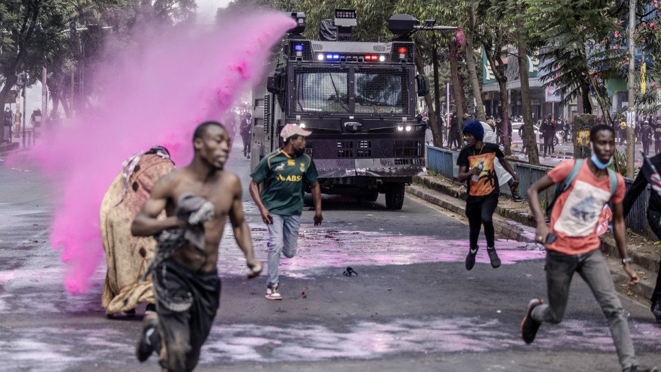Kenyan Police Fire Rubber Bullets at Protesters