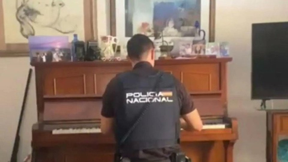 Police Play Piano To Calm Elderly Woman Who Was Attempted To Be Robbed