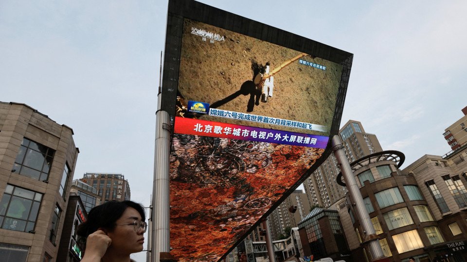 Chinese Probe Returns to Earth with Rare Samples of the Moon’s Hidden Face