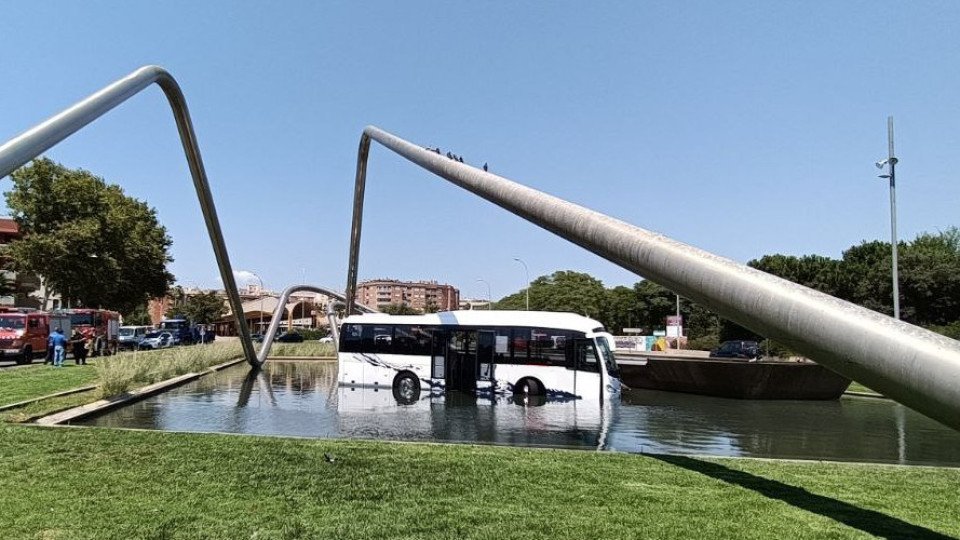 Bus Without Passengers Ends Up In Ornamental Fountain In Reus