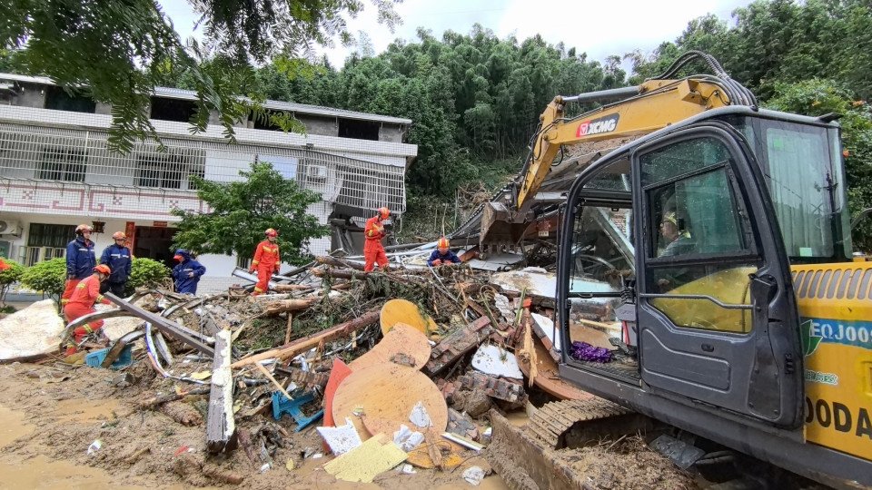 Eleven Dead in Central China Following Landslide