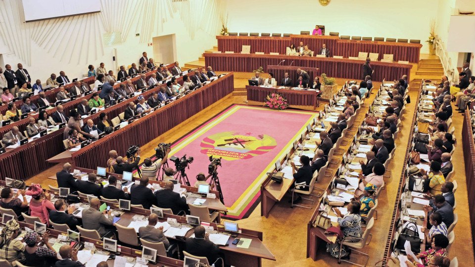 Kidnappings, Strikes and Cost of Living Dominate Reopening of Mozambican Parliament
