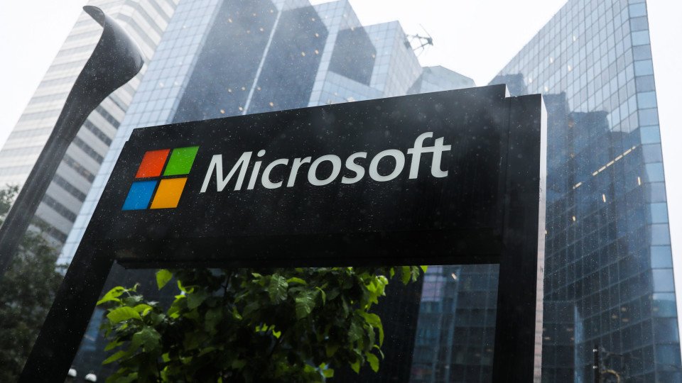 Microsoft Workers in China Forced to Use iPhones