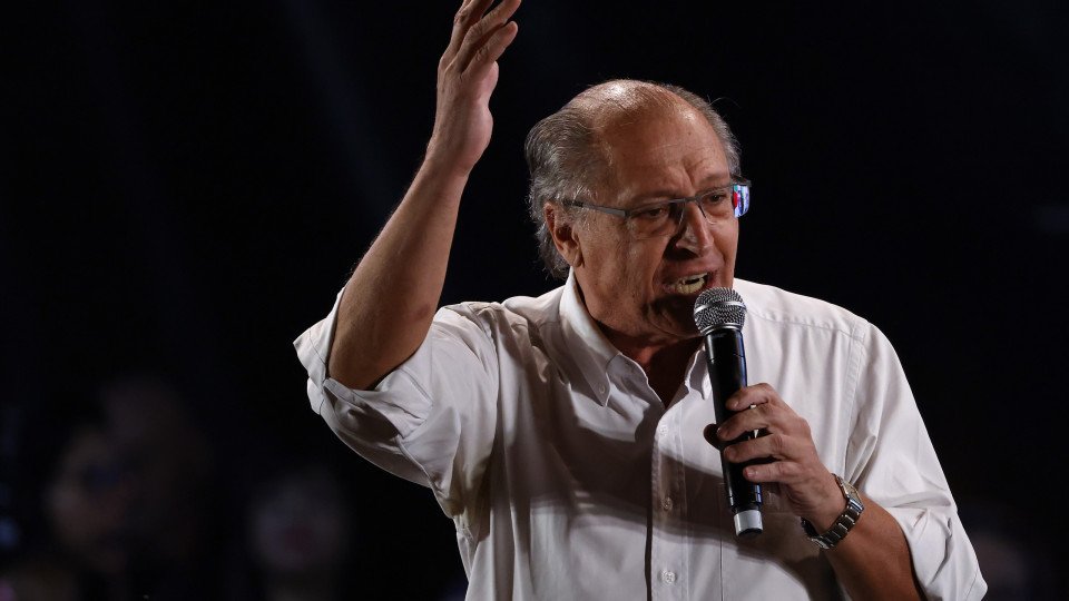 Brazilian Vice President Helps Woman Who Felt Sick On Flight