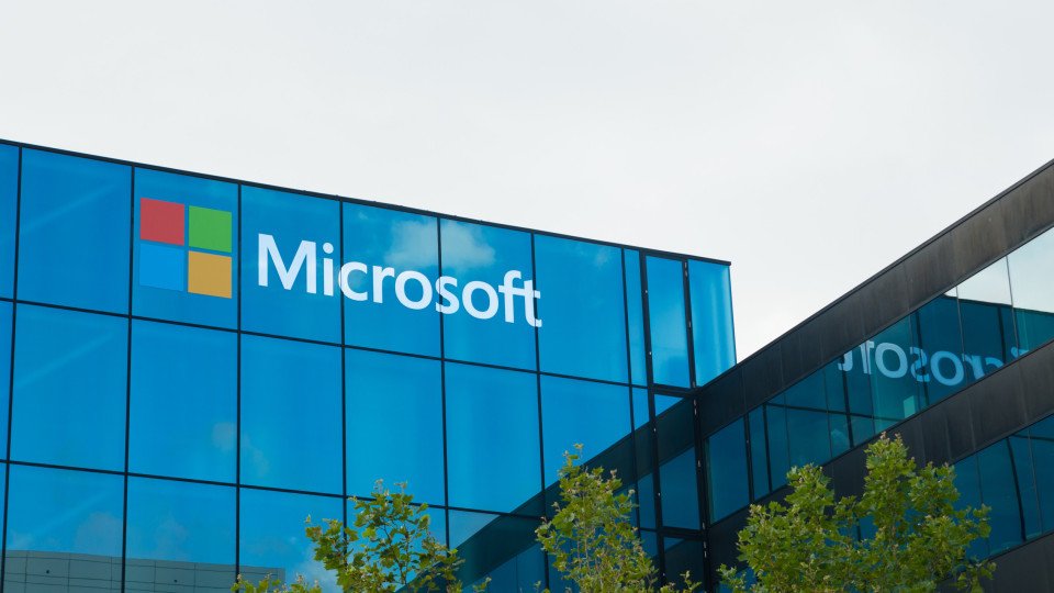 Microsoft Wants to Launch Apple's Vision Pro Rival