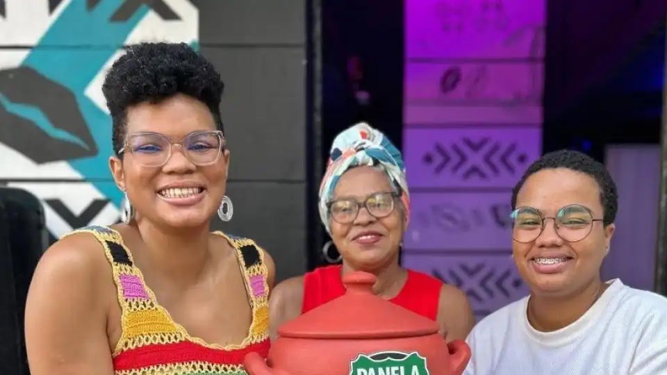 “Drinking Beer in Peace”. Mother and Daughters Open Bar for Black Women