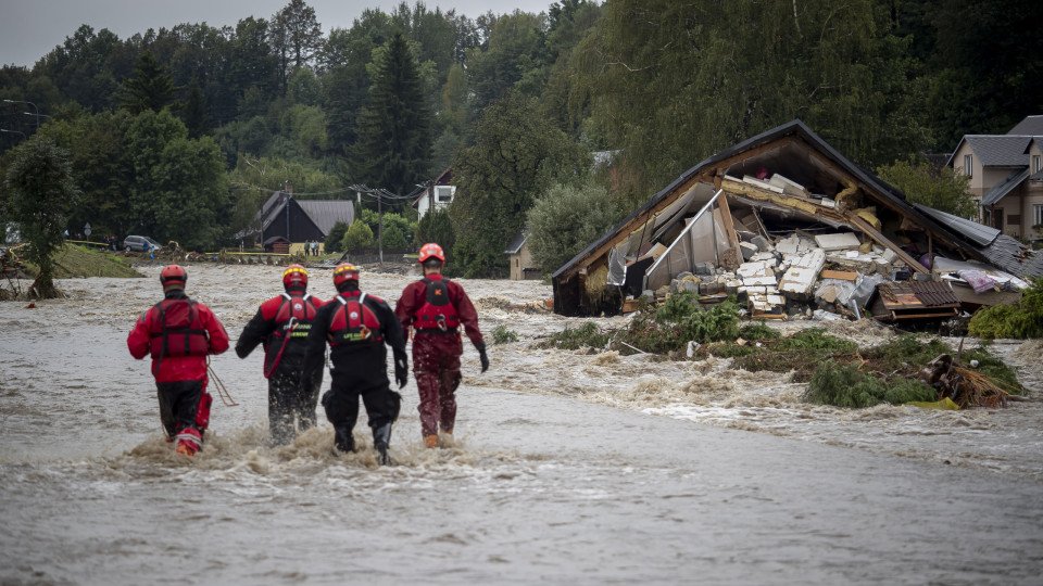 Danger of Flooding Leads to Removal of Inhabitants from Polish Town