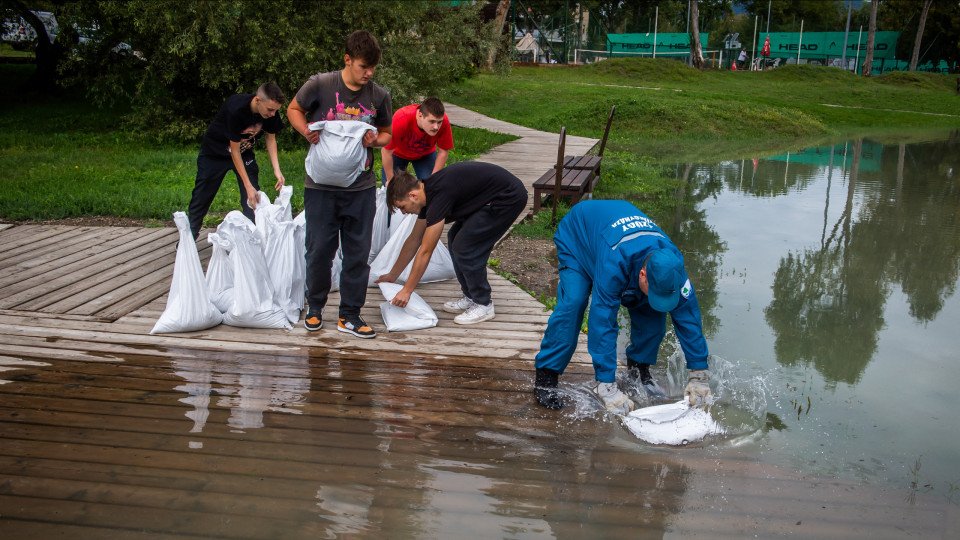 Storm Boris: Budapest Uses Sandbags To Cope With Flooding