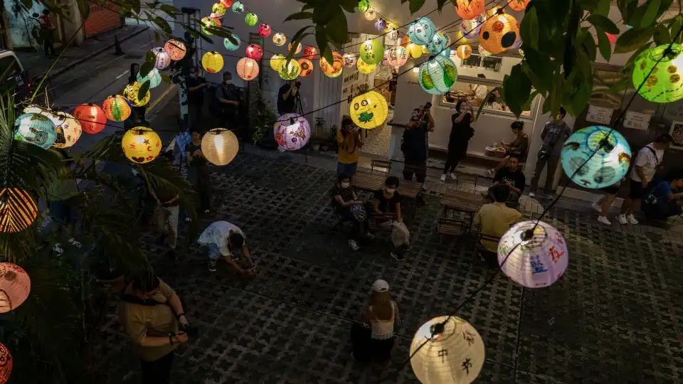 Hong Kong Cuts Tax on Alcoholic Drinks to Revive Nightlife