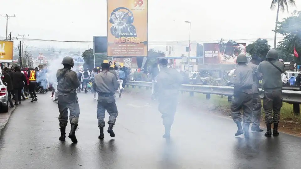 Police Attack Demonstrators in the Centre of Maputo