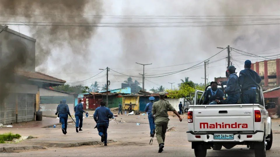 Black Smoke, Looting, Bursts and Tear Gas Bring Chaos to Maputo