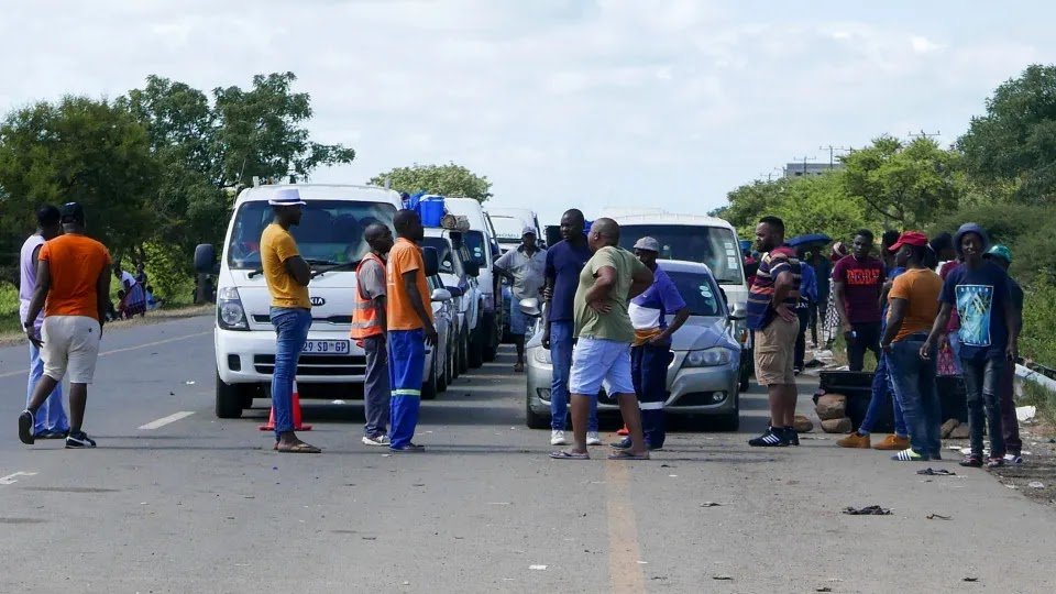 Protesters Prevent Movement on Mozambique's Largest Border