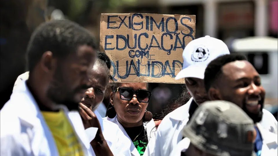 Mozambique. Teachers Freeze Grades Until Overtime Is Paid