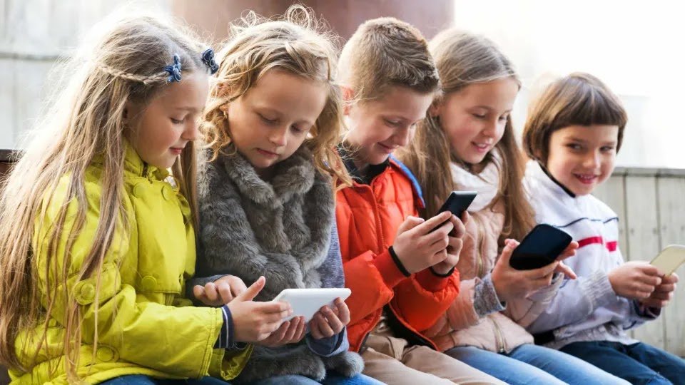 Australia to Debate Internet Ban on Under-16s