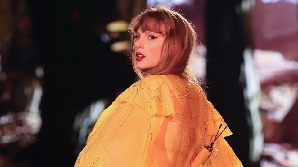 Taylor Swift Wraps Up Tour In Toronto… And Can’t Hold Back The Tears