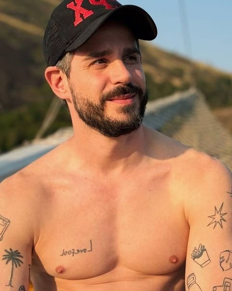 Actor Pedro Neschling Encanta A Internet Em Fotos Praianas