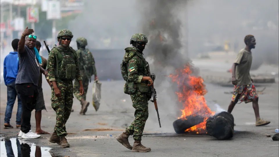 On Avenue Engulfed in Flames, People Only Give Free Access to the Military