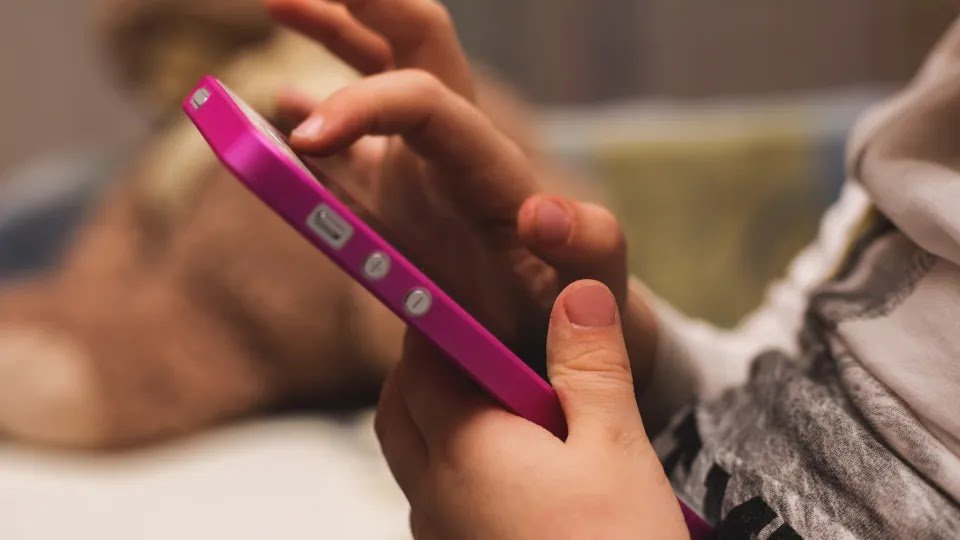 Spain. Experts Recommend That Mobile Phones Have Health Warnings