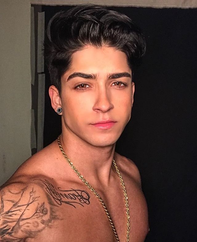 Ex-Hétero? Henrique Lima É Flagrado Aos Beijos Com Gregory Kessey