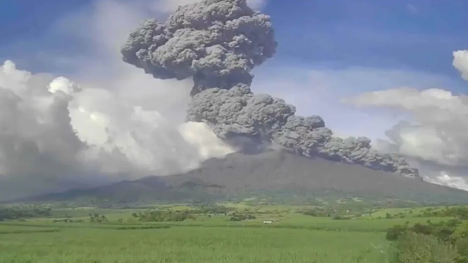 Population Evacuated, Flights Cancelled After Volcano Eruption in the Philippines