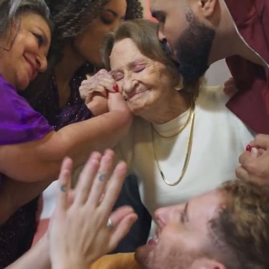 Laura Cardoso Sendo Reverenciada Na Vinheta De Fim De Ano Da Globo
