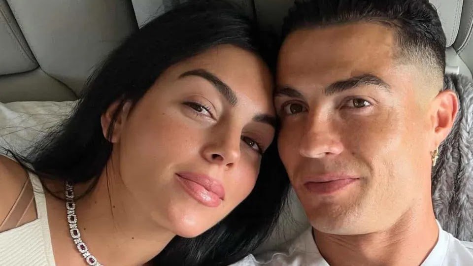 CR7 Changes Profile Photo on Instagram and Georgina Appears... in Lingerie