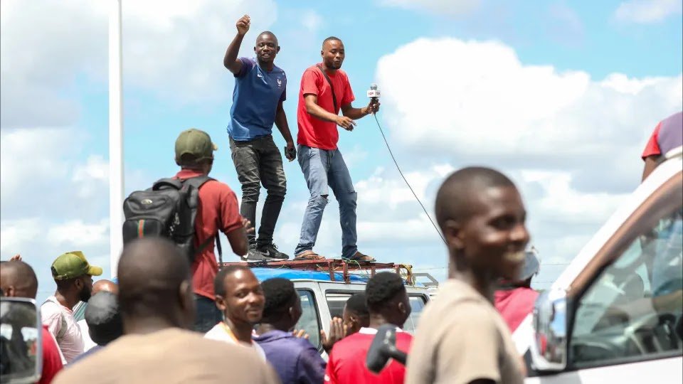 Dozens Occupy Tolls on Completely Blocked Maputo Bridge