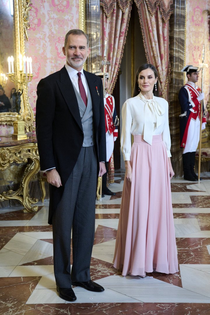 Queen Letizia Goes Back to Her Favorite Combination: Shirt and Skirt