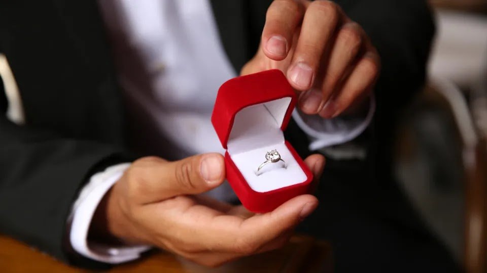 Company Offers 500 Oysters to Couple With Best Marriage Proposal