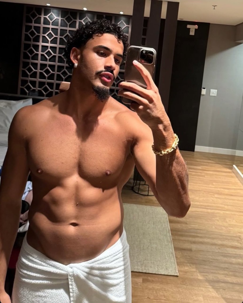 O Cantor Nilo Aquece A Internet Em Nova Foto