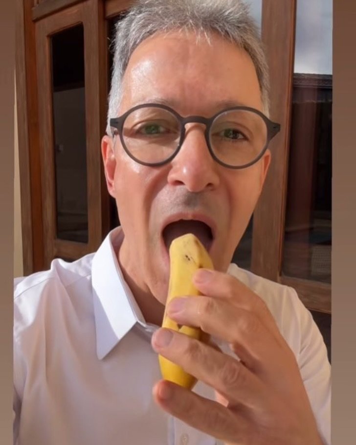 Governador Das Minas Gerais, Posta Vídeo Comendo Uma Banana Com Casca