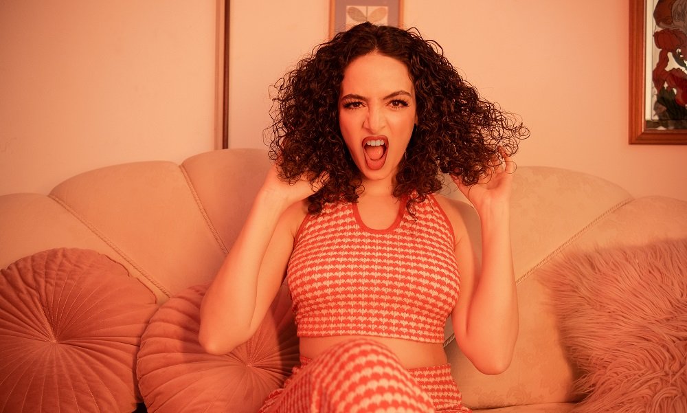 Chella Lança "Cachos", Um Hino Irreverente E Sarcástico Sobre Identidade