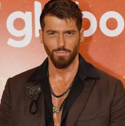 Actor Can Yaman é Acusado de Grosseirias com Jornalistas e Fãs Durante Evento do Globoplay