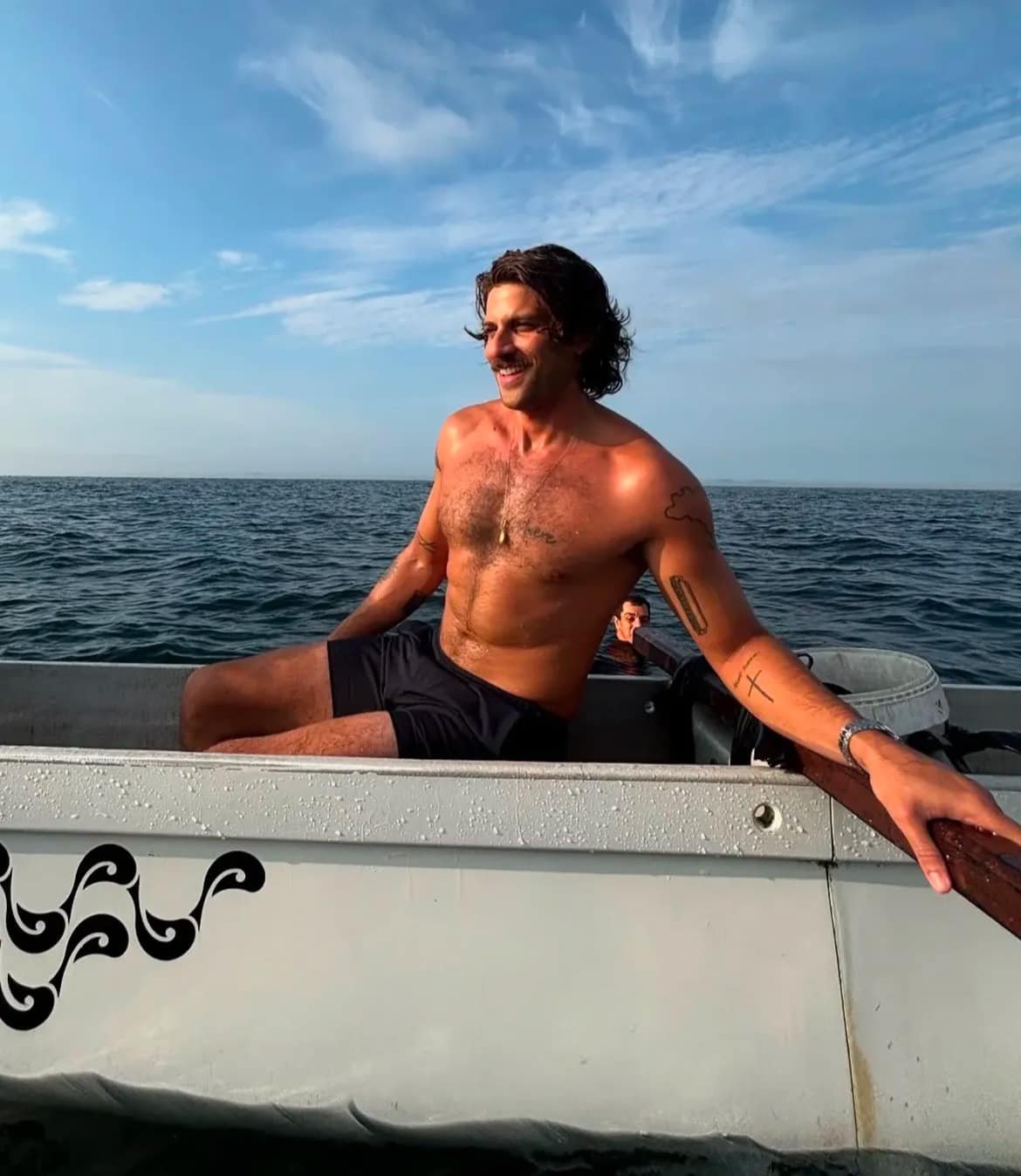 Chay Suede Exibe Remo em Novas Fotos e Fãs Enlouquecem nas Redes Sociais