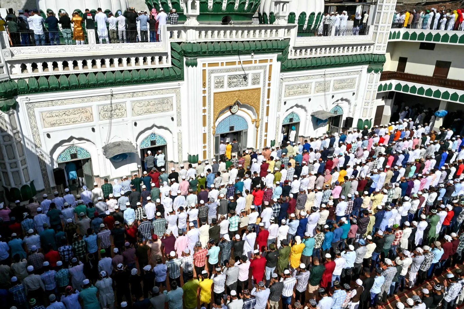 Muslims Worldwide Celebrate Eid al-Fitr in Joyous Festivities