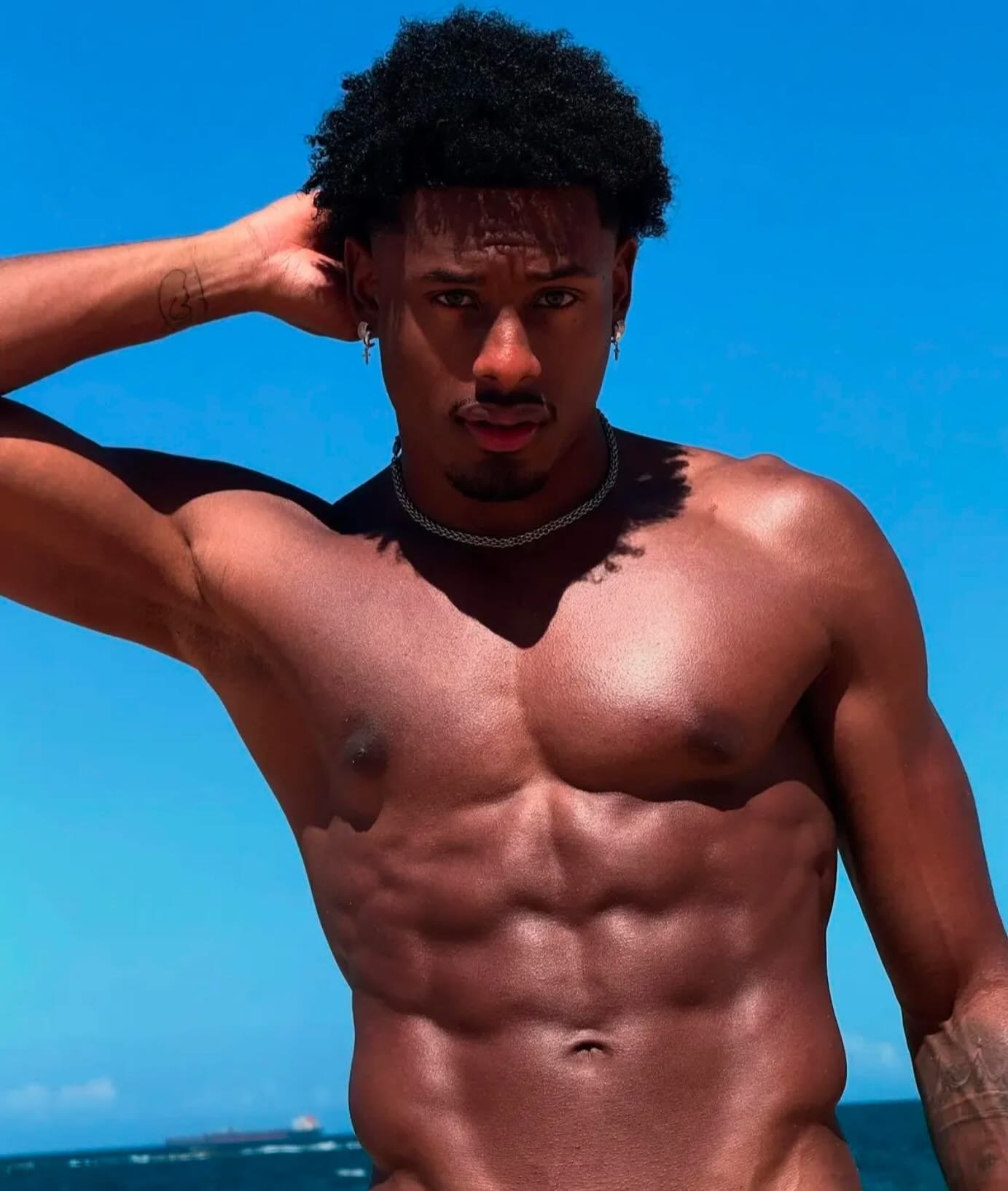 Paulo André, Ex-BBB, Aquece a Internet com Foto Picante