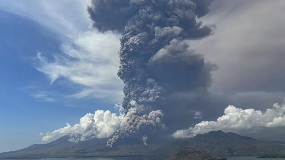Flights Canceled in Indonesia After Volcano Eruption on Flores Island