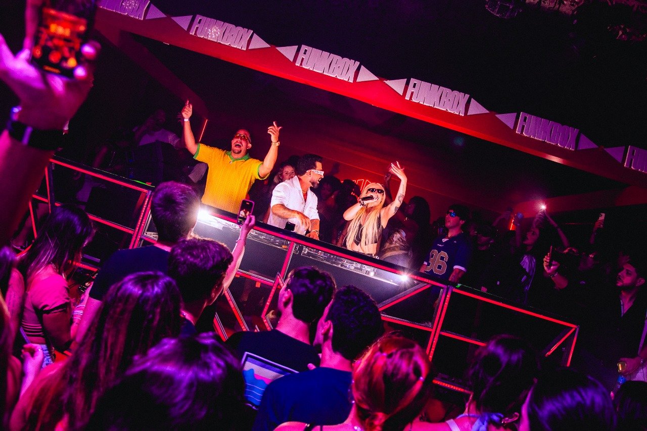 Bibi Babydoll, DENNIS e Locos Lançam Novo Single “Nunca Mais Eu Vou”