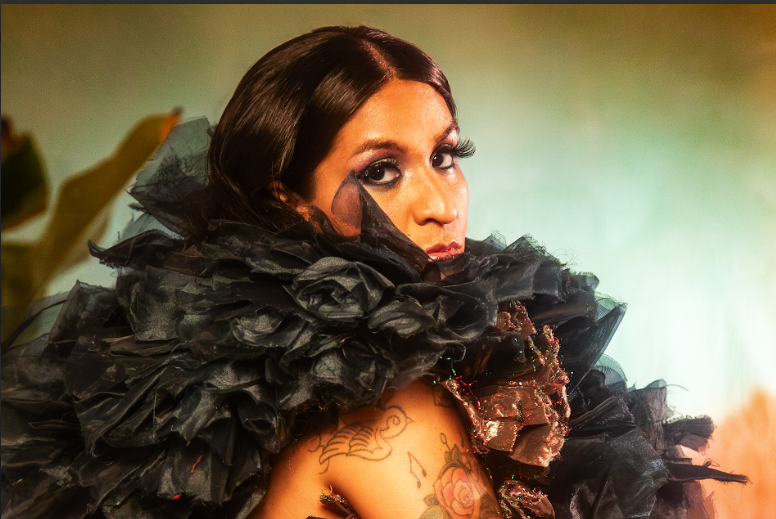 Entre Rap, Brasilidades e Amapiano, Brisa Flow Lança 'Rosas Brancas'