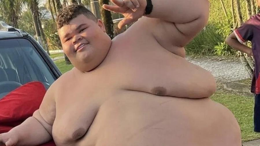 Gordão da XJ Se Emociona ao Relatar Caso de Gordofobia Durante Voo