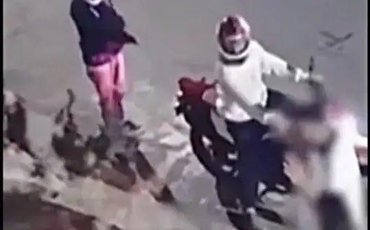 Homem Impede Assalto Usando Bíblia em Bairro de São Paulo