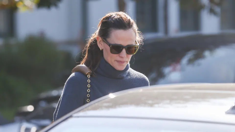 Jennifer Garner Photographed Kissing And No, It’s Not Ben Affleck