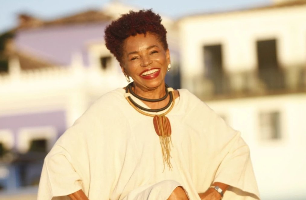 Morre aos 74 Anos a Jornalista Wanda Chase, Ícone da Comunicação Brasileira