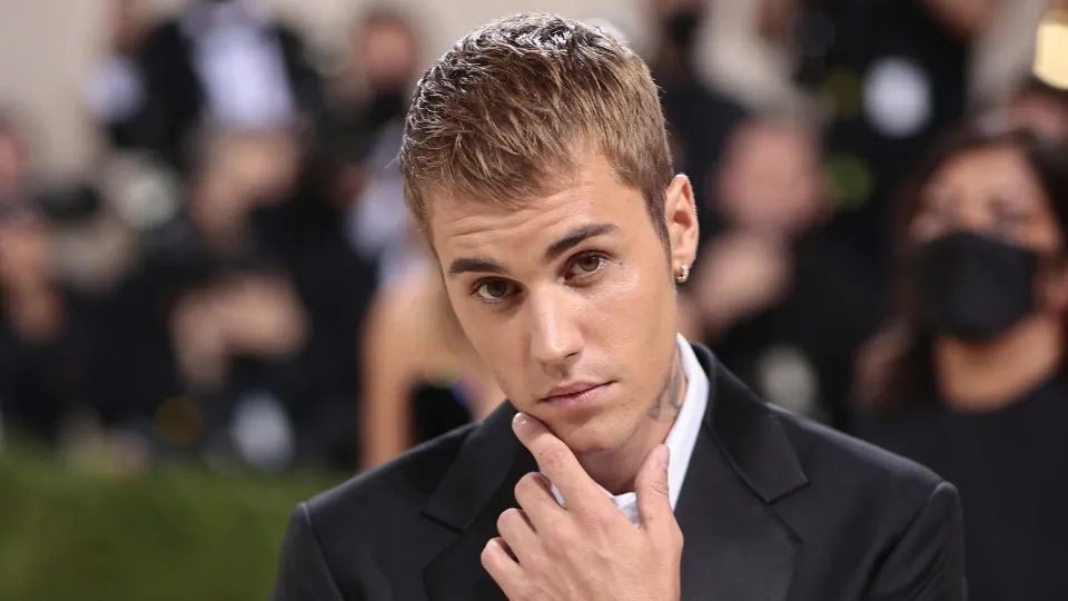 "They Just Want Money!" Justin Bieber Loses His Patience With Paparazzi