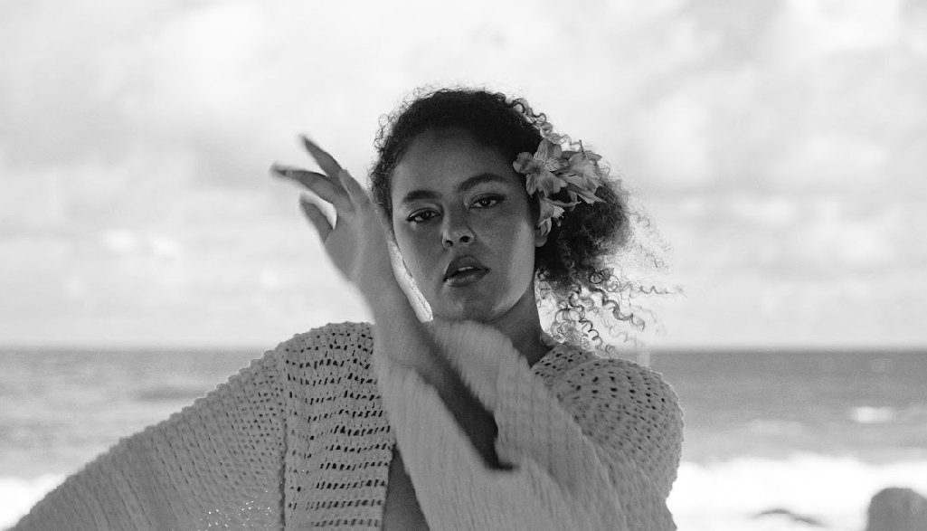 Rachel Reis Lança “Divina Casca” e Convida Público a um Mergulho Emocionante em Sua Essência Musical