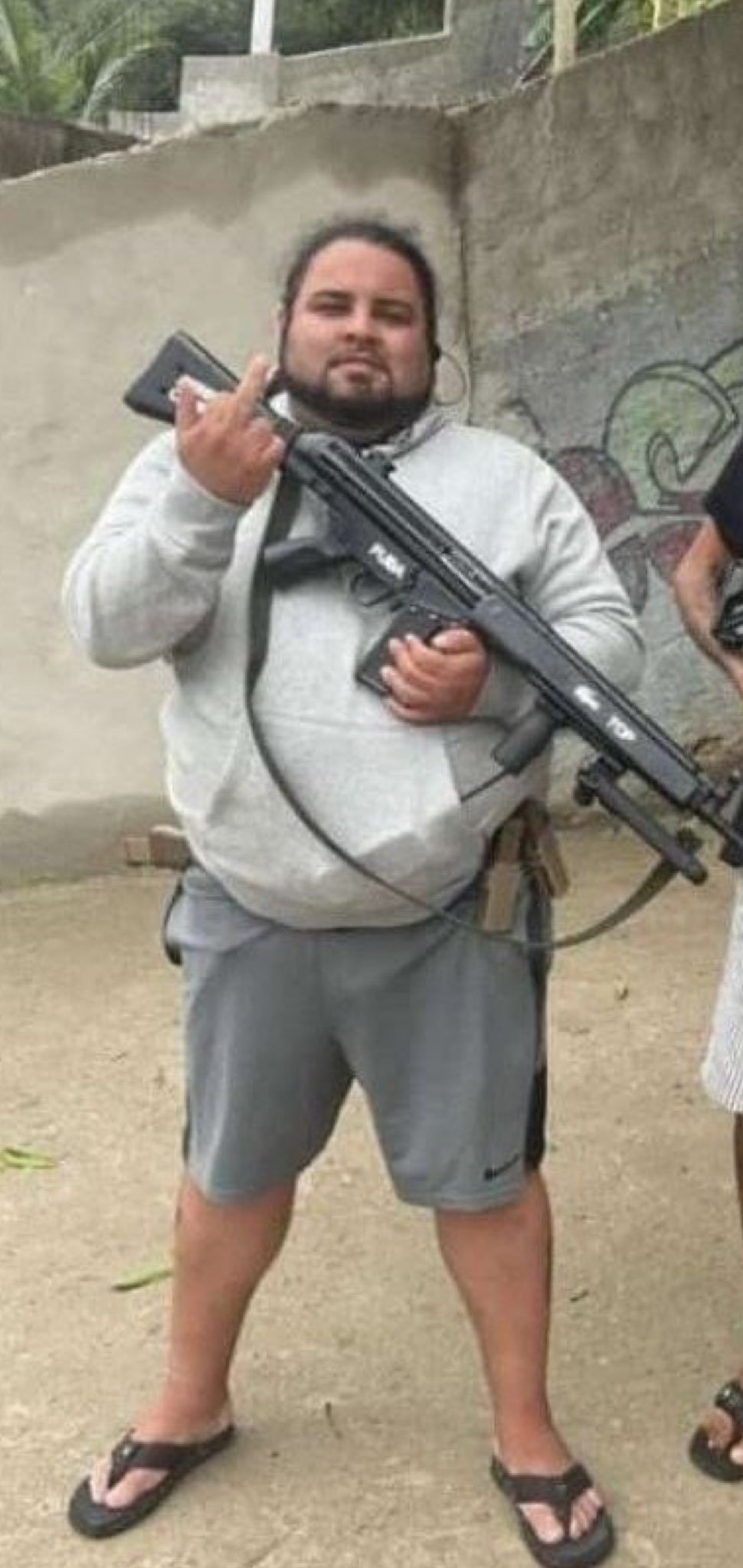 Traficante "Coelhão da Serrinha" Baleado no Cajueiro Após Tentativa de Invasão